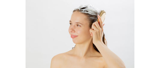 秋に抜け毛が増えるのはなぜ？季節の変わり目に見直したい頭皮・ヘアケア
